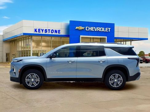 Used 2025 Chevrolet Traverse LT w/ Driver Confidence Package FWD image 4