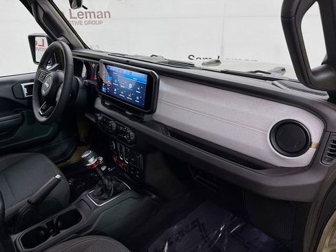 Used 2025 Jeep Wrangler Willys image 26