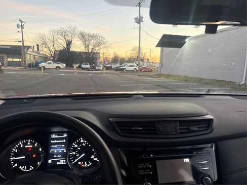 Used 2017 Nissan Rogue S image 17