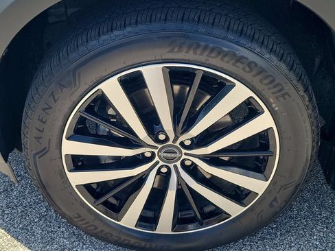 Used 2025 Nissan Pathfinder Platinum FWD image 7