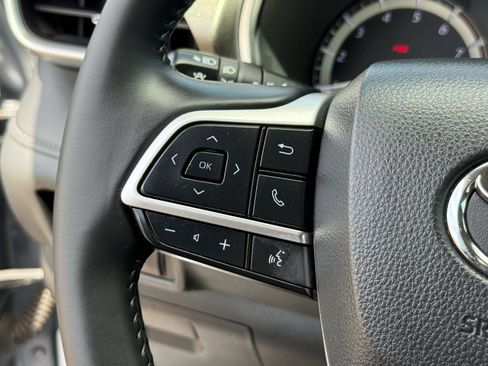 Used 2024 Toyota Highlander XLE FWD image 17