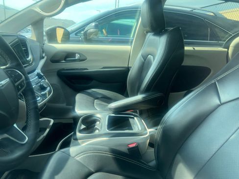 Used 2023 Chrysler Pacifica Touring-L FWD image 6