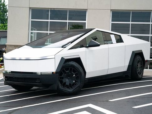 Used 2024 Tesla Cybertruck AWD Crew Cab image 2