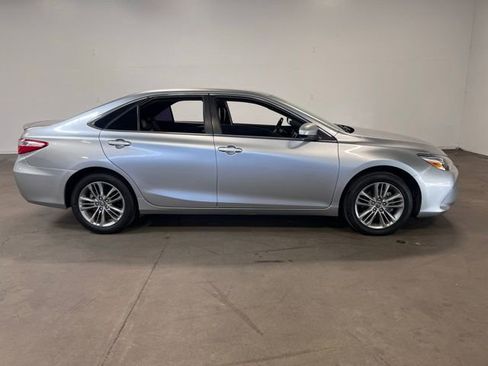 Used 2016 Toyota Camry SE image 2