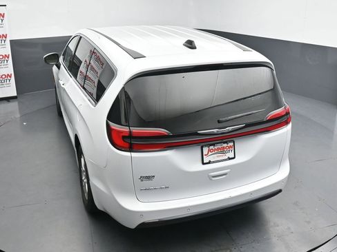 Used 2023 Chrysler Pacifica Touring-L FWD image 29