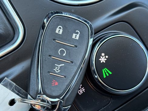 Used 2021 Chevrolet Traverse LT image 36