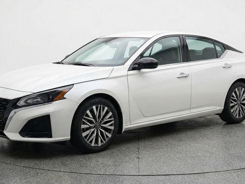 Used 2025 Nissan Altima 2.5 SV FWD image 3