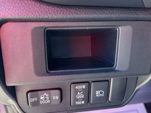 Used 2018 Toyota Tacoma TRD Off-Road AWD/4WD image 15