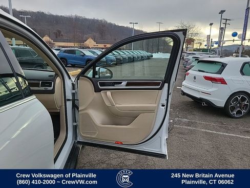 Used 2016 Volkswagen Touareg VR6 image 45