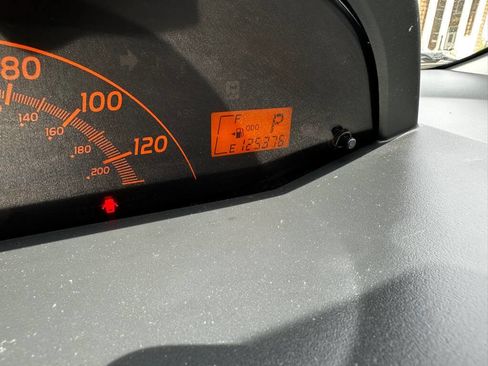 Used 2011 Toyota Yaris 4-Door Hatchback w/ Convenience Pkg image 13