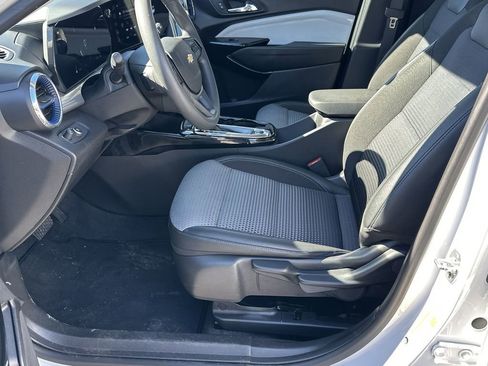 Used 2025 Chevrolet Trax LT image 9