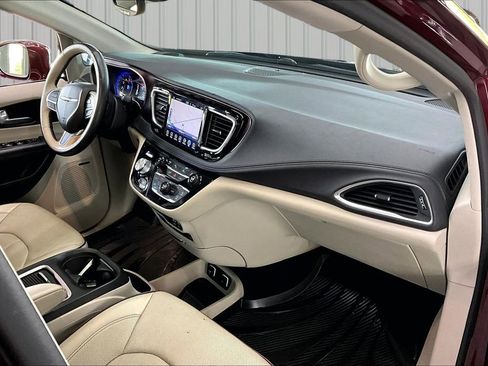 Used 2017 Chrysler Pacifica Limited FWD image 29