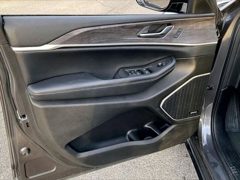 Used 2023 Jeep Grand Cherokee L Limited w/ Black Appearance Package image 23