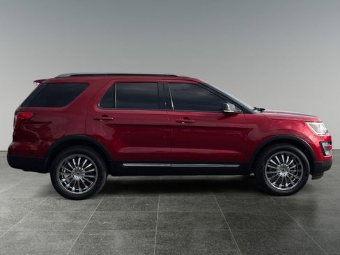 Used 2017 Ford Explorer XLT w/ Equipment Group 202A AWD/4WD image 10