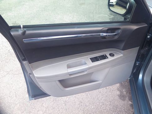 Used 2005 Chrysler 300 Touring image 20