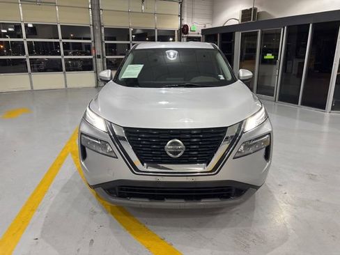 Used 2021 Nissan Rogue SV image 2
