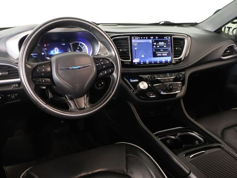 Used 2021 Chrysler Pacifica Limited w/ Uconnect Theater Family Group FWD image 2