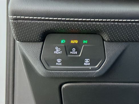 Used 2025 Volkswagen Atlas SE image 17