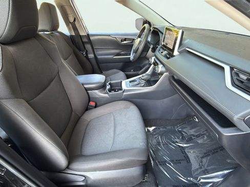 Used 2025 Toyota RAV4 XLE FWD image 25