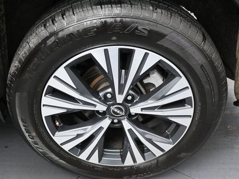 Used 2023 Nissan Rogue SV image 40