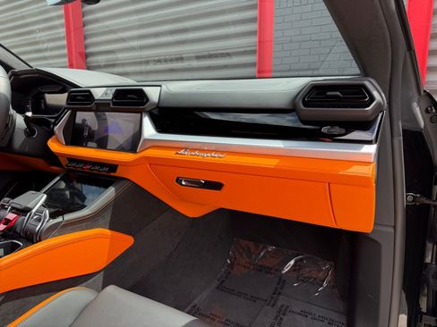Used 2025 Lamborghini Urus Performante AWD/4WD image 21