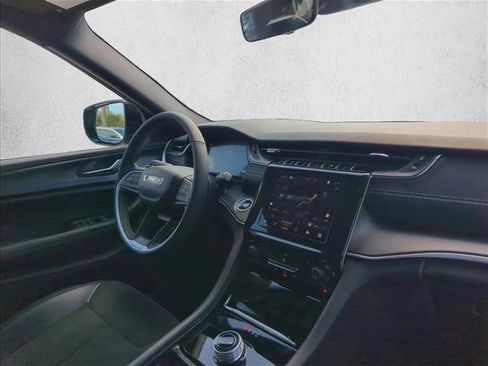 Used 2025 Jeep Grand Cherokee Altitude image 23