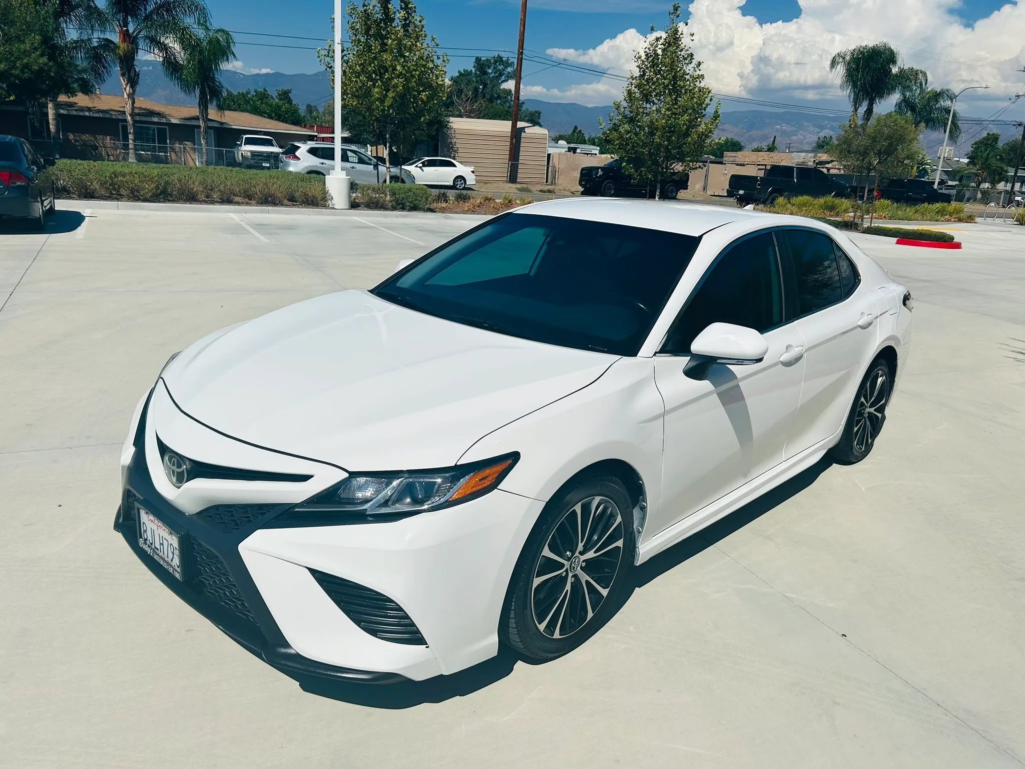 Used 2019 Toyota Camry SE w/ Convenience Package FWD image 4