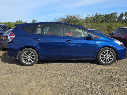 Used 2017 Toyota Prius V Five w/ Carpet Mat Package FWD image 4