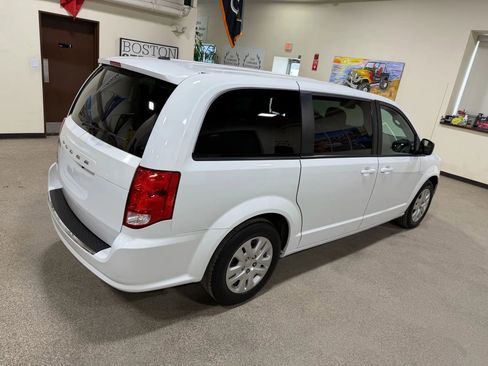 Used 2018 Dodge Grand Caravan SE w/ UConnect Hands-Free Group image 15