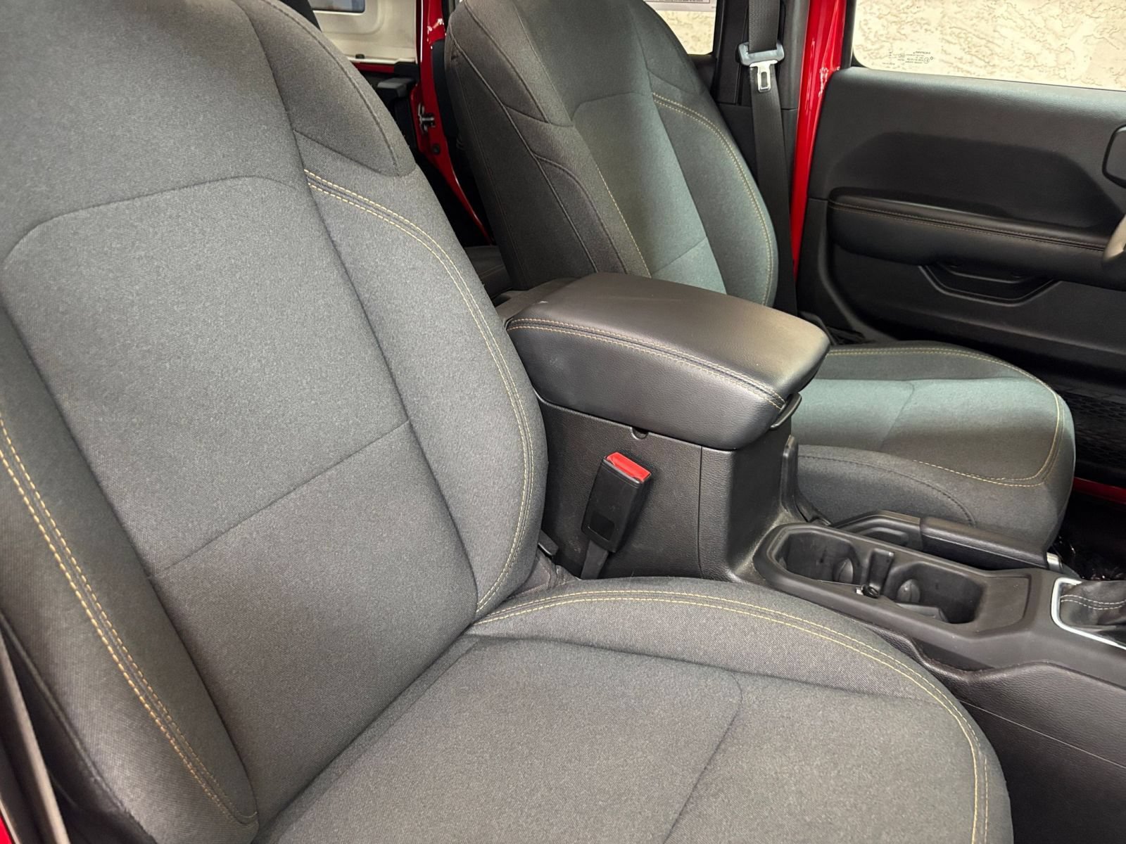 Used 2025 Jeep Wrangler Unlimited Sahara AWD/4WD image 35