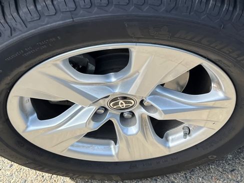 Used 2021 Toyota RAV4 LE AWD/4WD image 10