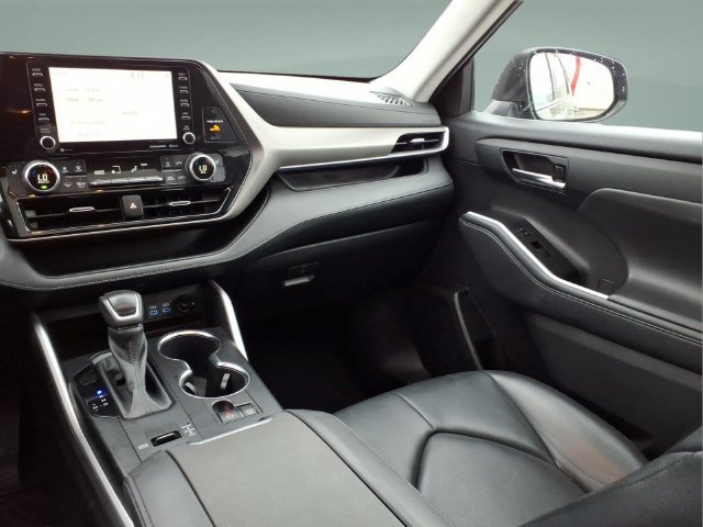 Used 2022 Toyota Highlander XLE FWD image 20