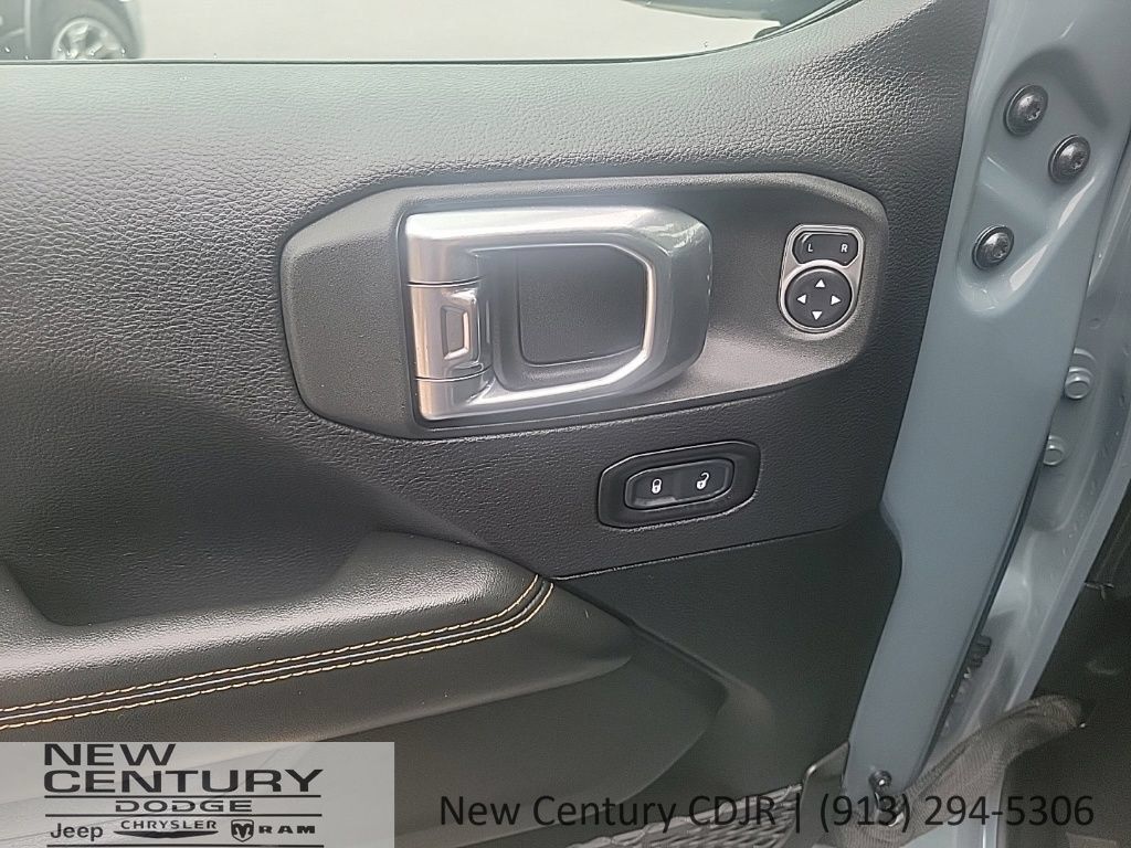 Used 2026 Jeep Wrangler Unlimited Sahara AWD/4WD image 10