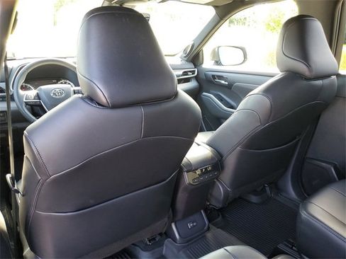 Used 2023 Toyota Highlander XSE image 12