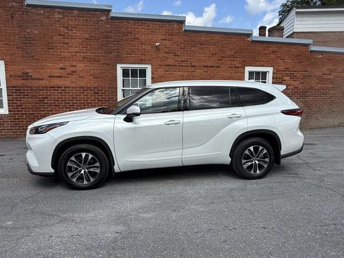 Used 2022 Toyota Highlander XLE image 2