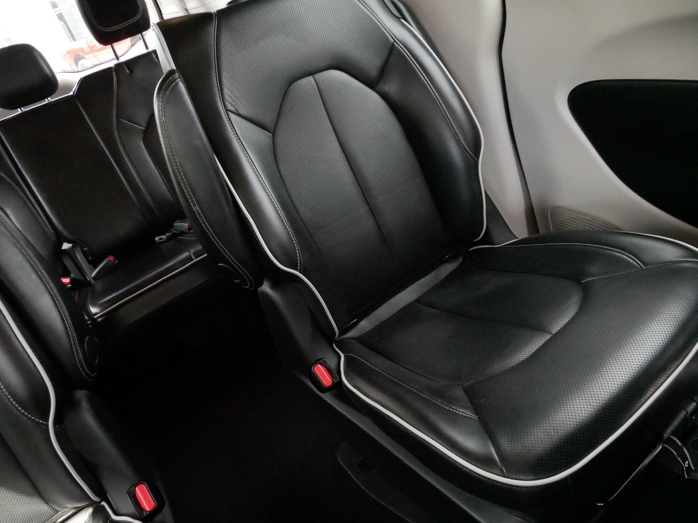 Used 2022 Chrysler Pacifica Limited w/ Uconnect Theater Family Group FWD image 14