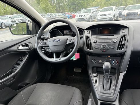 Used 2017 Ford Focus SE FWD image 5