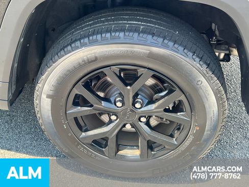 Used 2025 Jeep Grand Cherokee Altitude AWD/4WD image 25