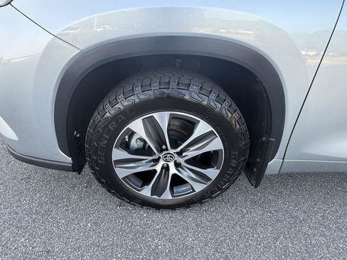 Used 2023 Toyota Highlander XLE FWD image 28