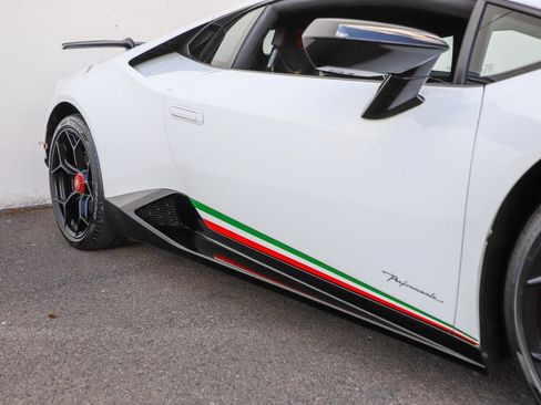 Used 2018 Lamborghini Huracan Performante AWD/4WD image 32