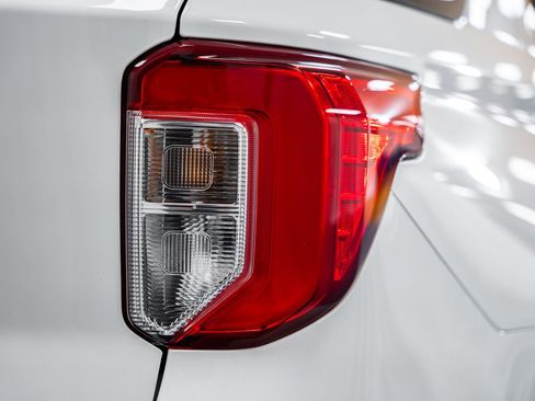 Certified 2022 Ford Explorer XLT w/ Equipment Group 202A image 17