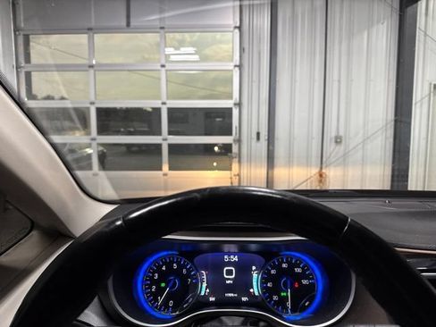 Used 2017 Chrysler Pacifica Touring-L Plus FWD image 7