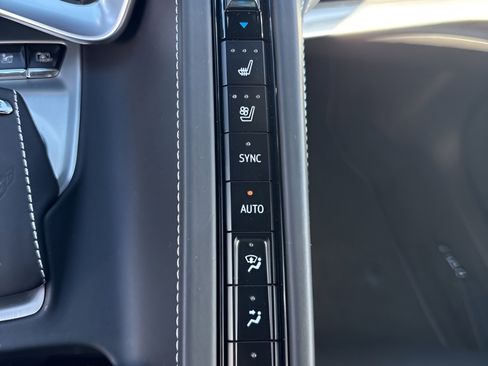 Used 2022 Chevrolet Corvette Stingray Premium Cpe w/ Z51 Performance Package image 19