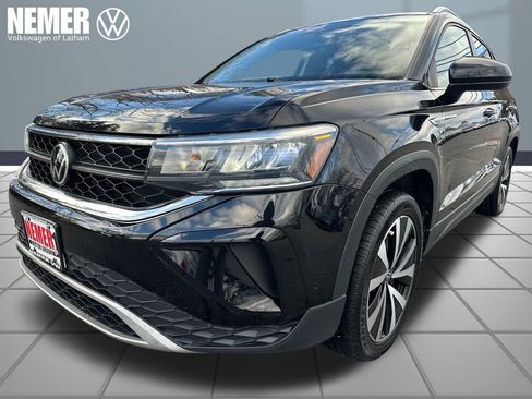 Certified 2022 Volkswagen Taos SE w/ Panoramic Sunroof Package image 1