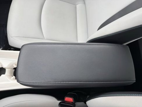 Used 2018 Toyota Prius Four image 19