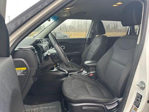 Used 2016 Kia Soul + image 3