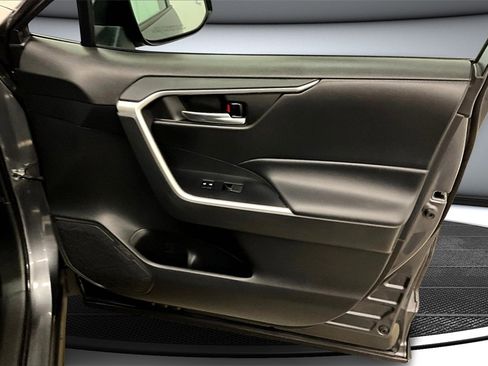 Used 2021 Toyota RAV4 XLE Premium image 28