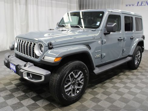 Used 2024 Jeep Wrangler Unlimited Sahara w/ Technology Group AWD/4WD image 9