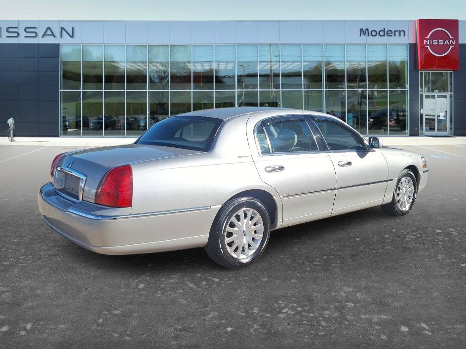 Used 2007 Lincoln Town Car Signature RWD image 5