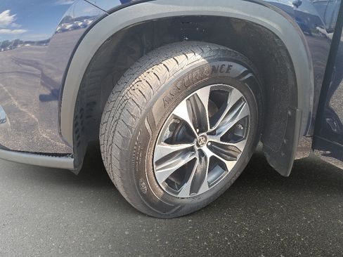 Used 2020 Toyota Highlander XLE AWD/4WD image 33